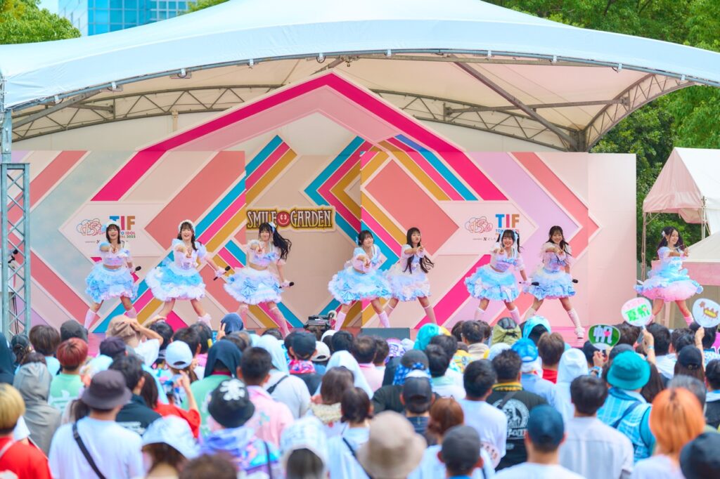 東京アイドウルフェスティバル2025にて、フジテレビ湾岸スタジオ前広場に設置されたステージSMILE GARDENでパフォーマンスするアイドルグループPastel Closetのメンバーたち。