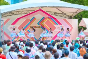 東京アイドウルフェスティバル2025にて、フジテレビ湾岸スタジオ前広場に設置されたステージSMILE GARDENでパフォーマンスするアイドルグループPastel Closetのメンバーたち。