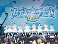 ＝LOVE７年振りの「イナズマロック フェス2025」出演！初登場のメインステージ「雷神ステージ」で佐々木舞香センターの最新シングル「ラブソングに襲われる」他8曲を披露！